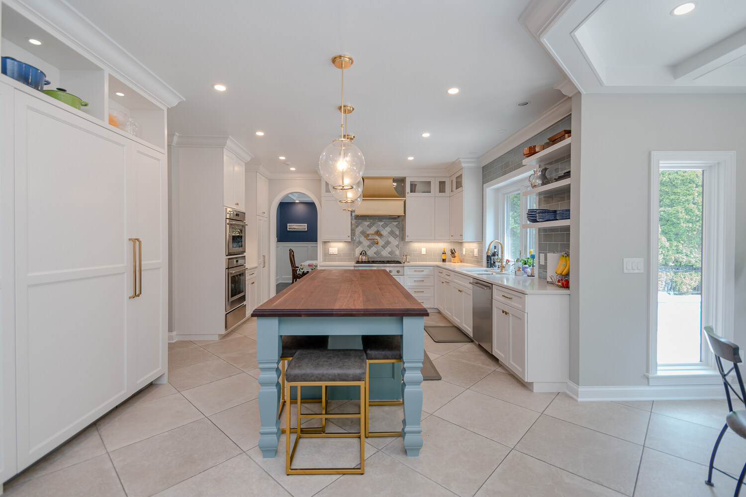 kitchen remodel with large island and pendant lighting by Chagrin River Company in Pepper Pike, OH