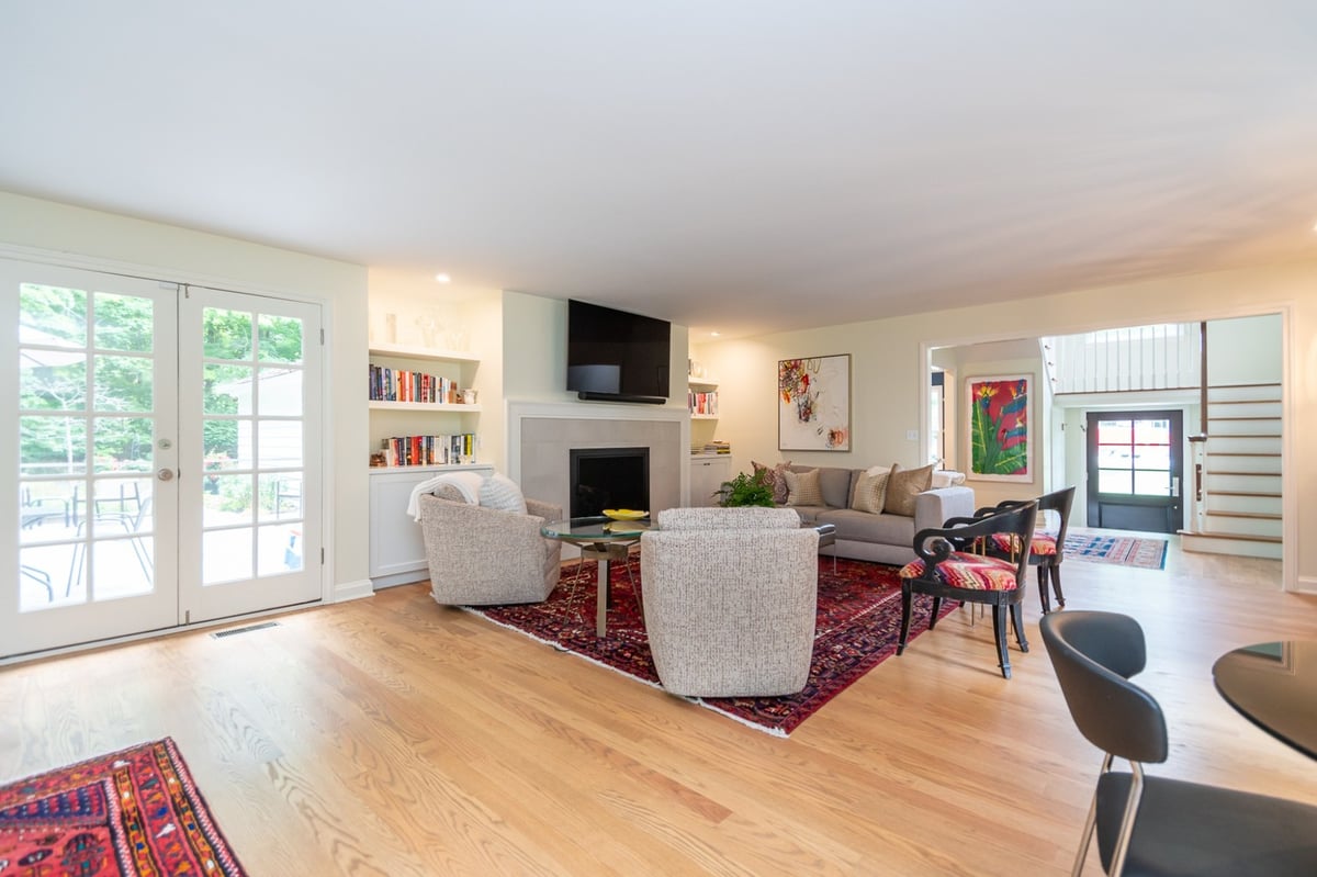 open concept custom home living space by Chagrin River Company in Pepper Pike, OH with contemporary furnishings.